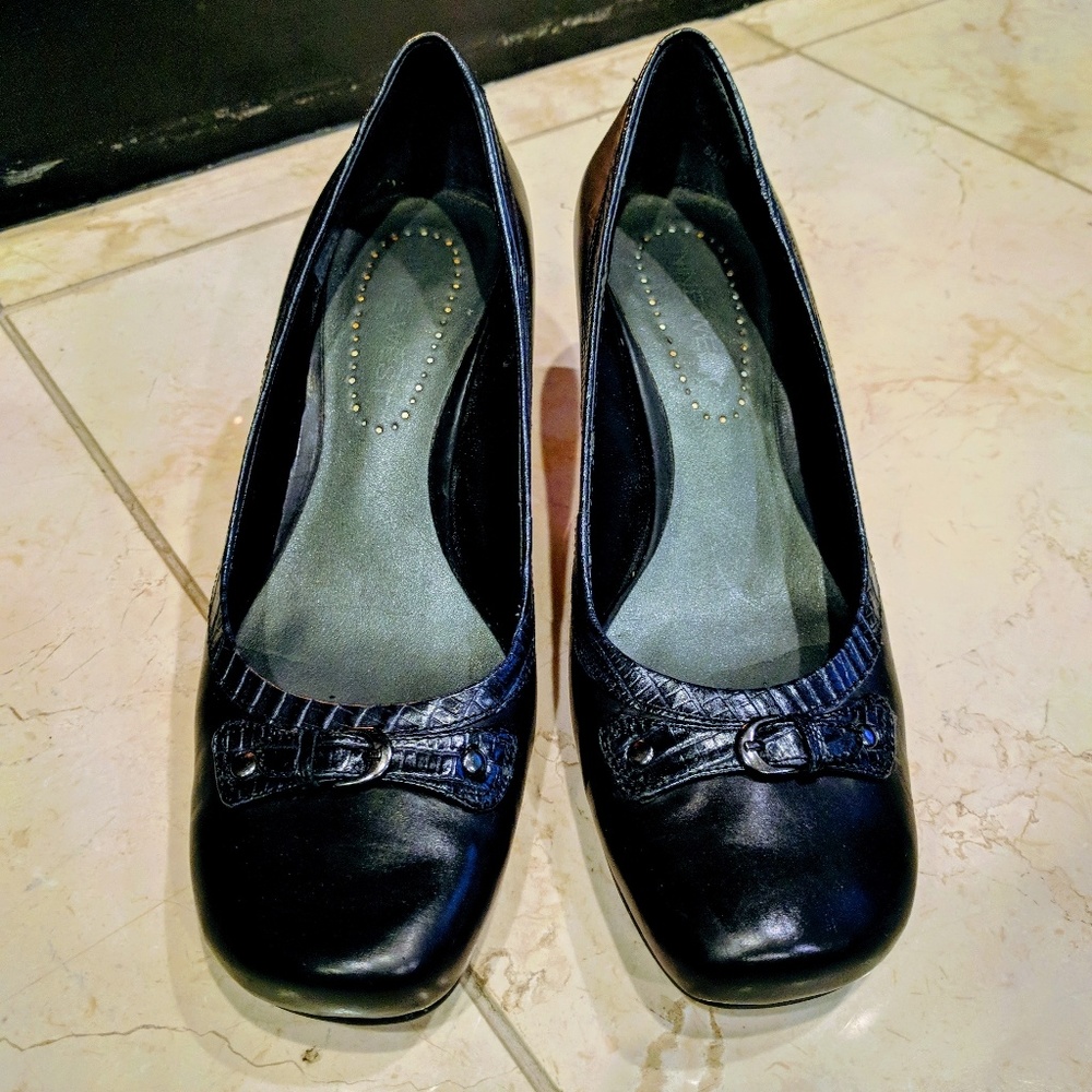 Black Kitten Heel